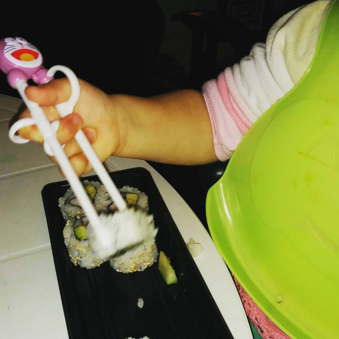 Ces baguettes sont géniales ! Colombe (2 ans 1/2) mangé ses sushis avec une facilité déconcertante !!! #baguettes #baguettesdapprentissage #sushi #sushitime #elledevientgrande