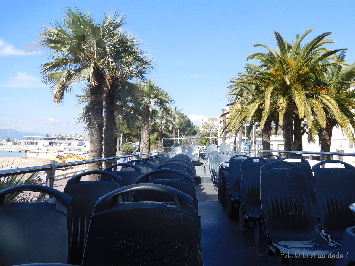Vue de l'étage d'un bus à impériale à Cannes