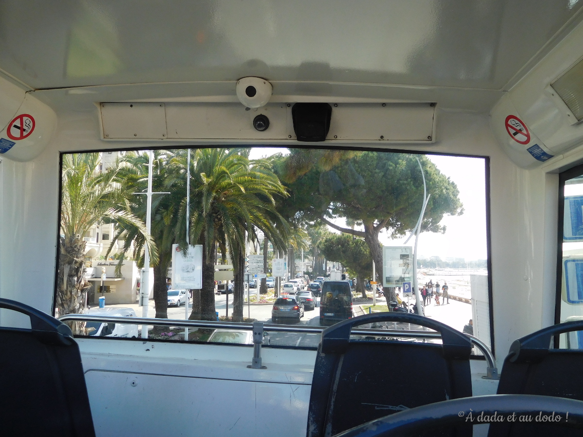 Vue depuis la vitre avant d'un bus à impériale à Cannes