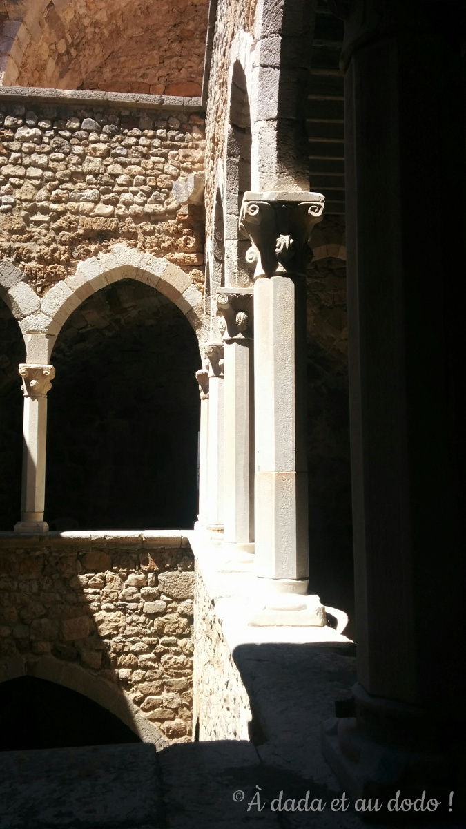 Intérieur du monastère fortifié de l'île Saint Honorat