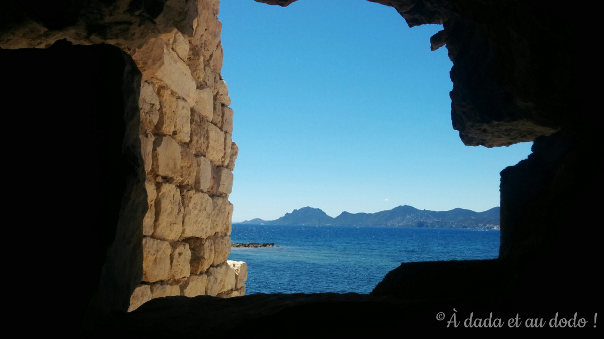 Vue sur la mer, de l'intérieur du monastère fortifié de l'île Saint Honorat