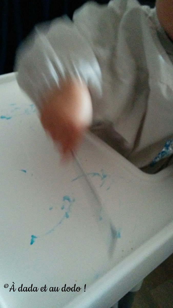 Mon fils peint la tablette de sa chaise haute