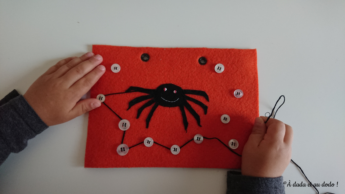 DIY - transformer un livre à sequins en cartes à toucher pour bébé - Une  araignée au plafond!